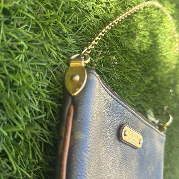 Louis Vuitton 
Authentic 
Milla Pochette Monogram Canvas MM - Picture 3 of 9